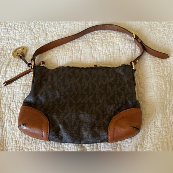 Michael Kors Monogram Signature 2-tone Brown Shoulder Bag w/ Hang Tag Logo Charm - Picture 2 of 10